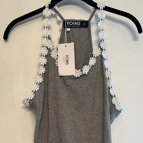 YOINS Tops - ‼️ $5 ‼️ Yoins grey tank top with flower trim